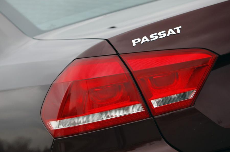  Volkswagen Passat 2011 года  (US) (фото 105 из 111)